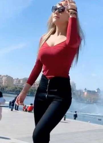 性感美女拥有丰满的事业线