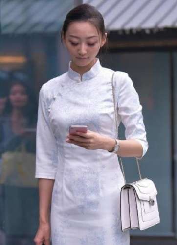 旗袍美女，笑起来真甜啊