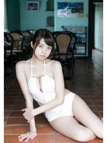 美女三角泳衣湿身诱惑写真